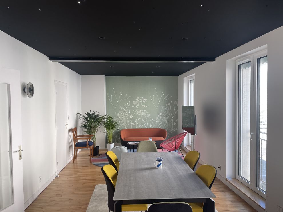 Un plafond tendu décoratif apporte du cachet à une pièce Un plafond tendu décoratif apporte du cachet à une pièce