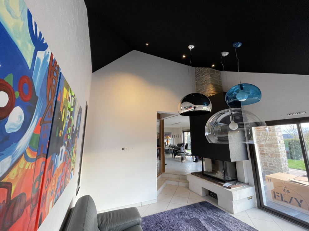Une toile tendue adaptée à tous les plafonds, comme ici dans une maison privée à Plabennec